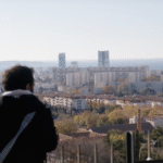 Marseillais regardant l'horizon avec la vue sur la mer et la ville