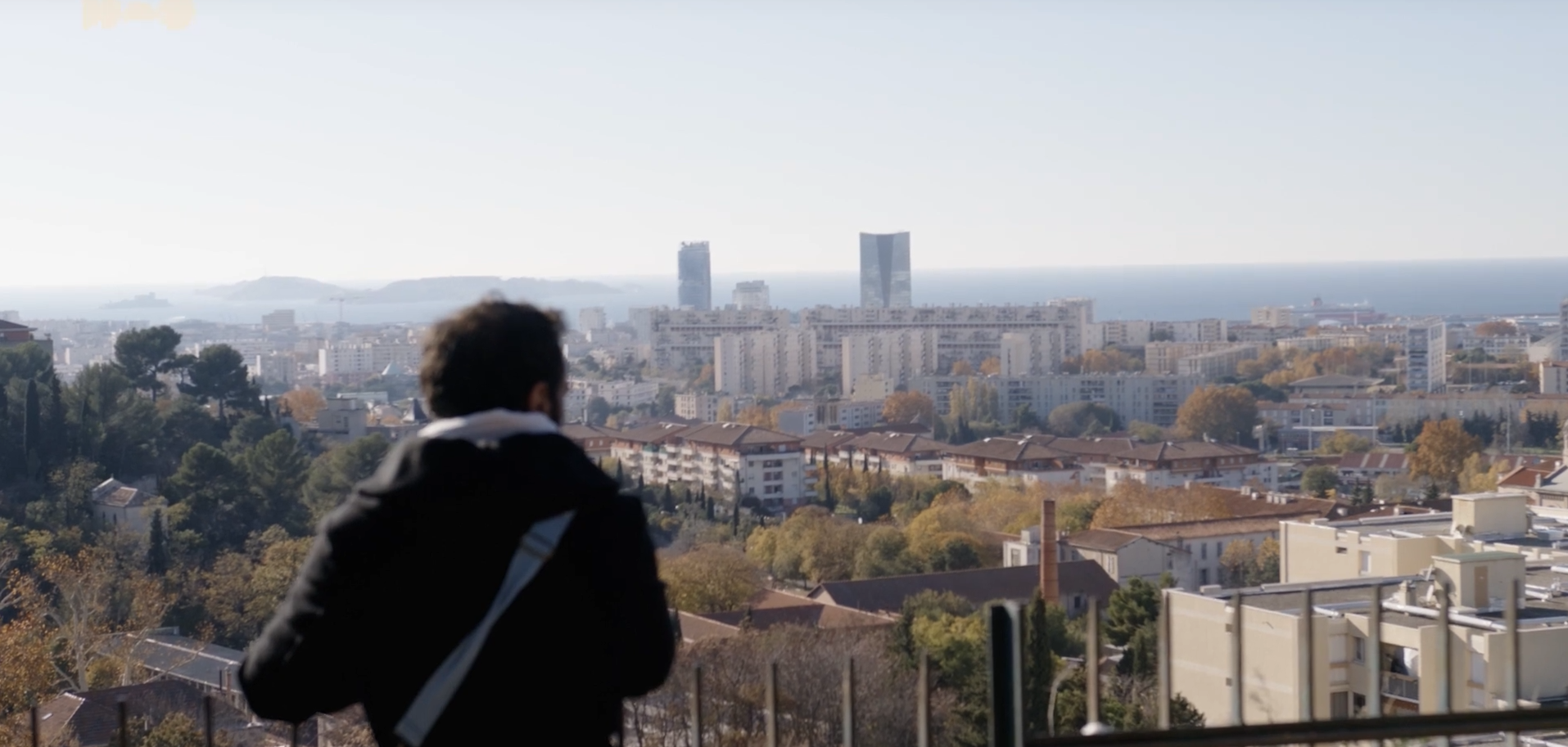 Marseillais regardant l'horizon avec la vue sur la mer et la ville
