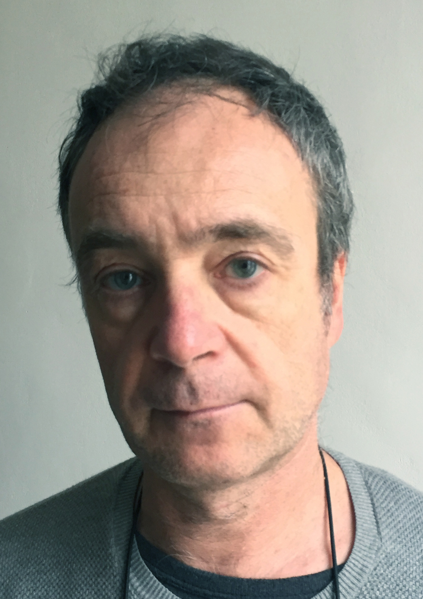 photo homme devant fond gris